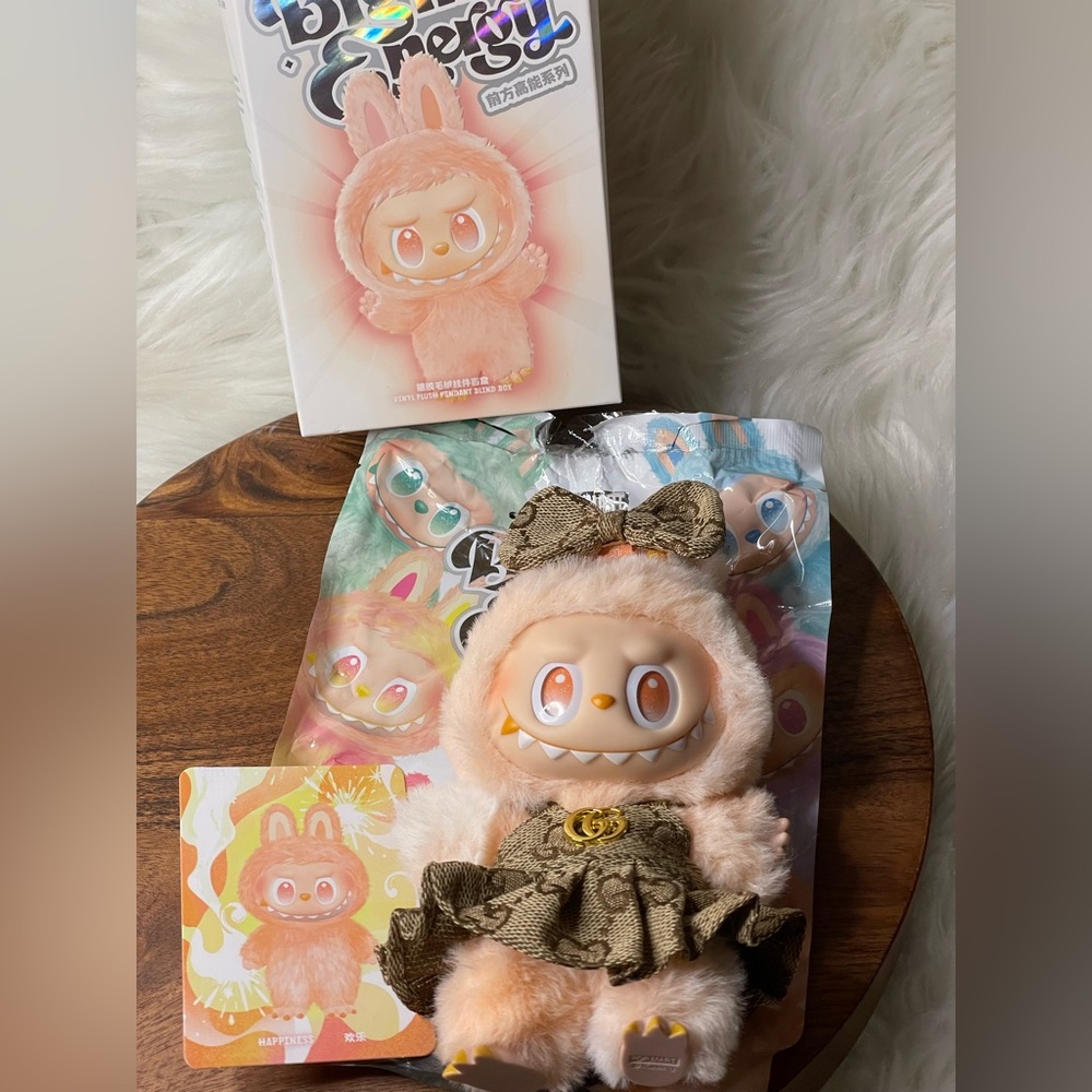 POPMART LABUBU Big Into Energy HAPPINESS COMES WITH Toy, BOX BAG CARD AND OUTFIT - Picture 2 of 3